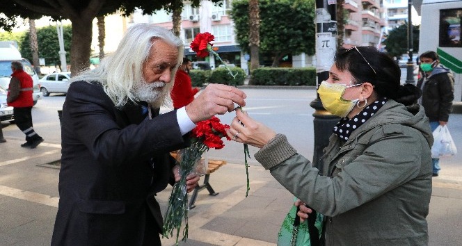 Kadınlara çiçek verip özür dileyen adam ağlattı