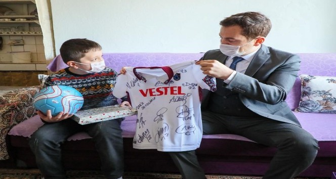 Vali Sonel yetim ve öksüzleri sevindirmeyi sürdürüyor
