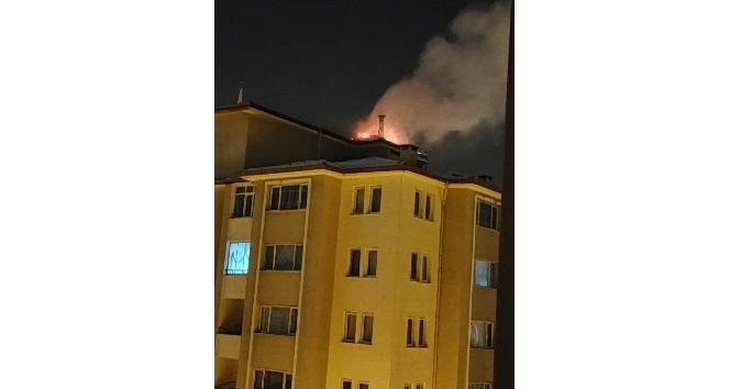 Tuzluca’da bir apartmanın çatısında çıkan yangın paniğe neden oldu