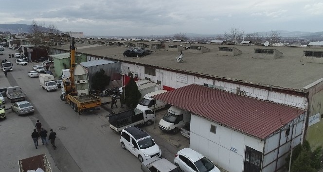 Bursa’da 1 kişinin yaralandığı 20 iş yeri ve 12 aracın zarar gördüğü anlar güvenlik kamerasına yansıdı