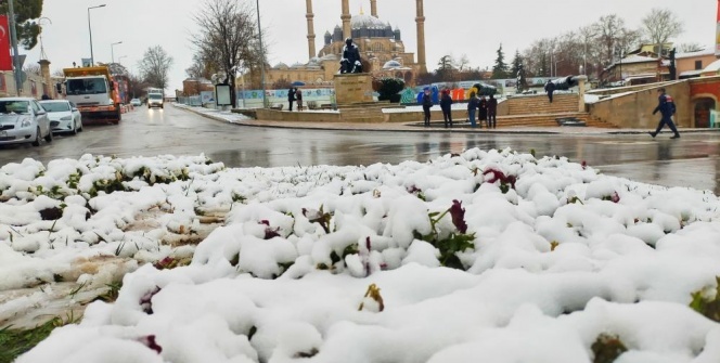 Edirne güne beyaz örtü ile uyandı