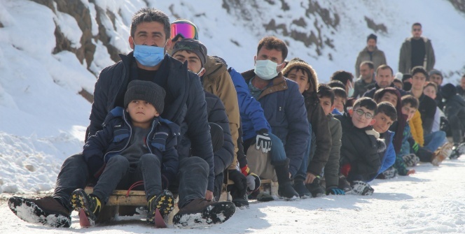 Trafiğe kapalı yol kayak pisti oldu, çocuklar babalarıyla doyasıya eğlendi