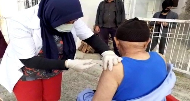 Osmaniye’de 80 yaş üzeri vatandaşlar aşılanıyor