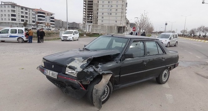 Kilis’te 2 otomobil çarpıştı: 3 yaralı
