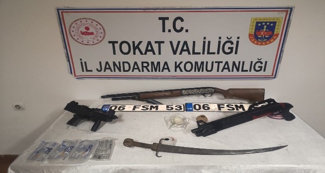 Uyuşturucu operasyonunda dönüştürülmüş uzi ele geçirildi