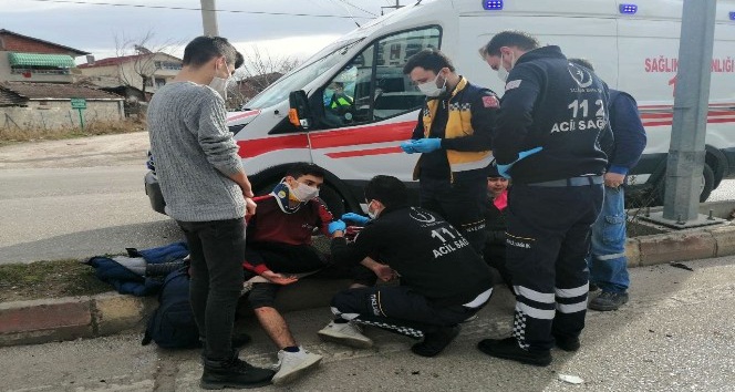 Yolcu minibüsü otomobile çarptı: 5 yaralı