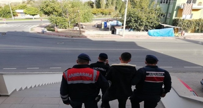 Jandarma, 4 yıl 2 ay kesinleşmiş hapis cezası ile aranan şahsı yakaladı