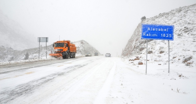 Antalya-Konya karayolunda kar kalınlığı 10 santime ulaştı
