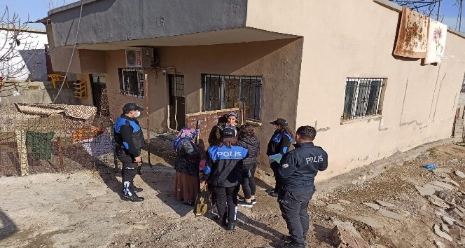 Cizre polisinden ihtiyaç sahibi ailelere kıyafet yardımı