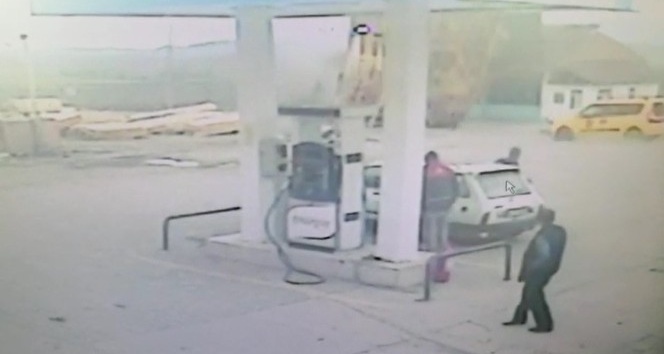 Fırtınanın çatıyı uçurduğu anlar güvenlik kamerasına yansıdı