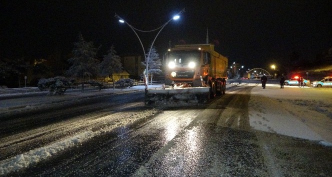 Uşak’ta kar yağışı trafiği olumsuz etkiledi