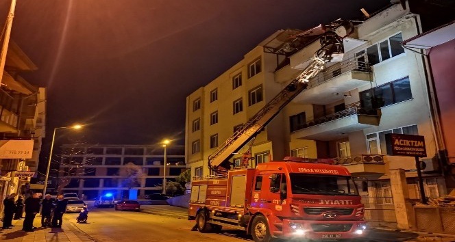 Tokat’ta fırtına çatıları uçurdu, araçlara hasar verdi