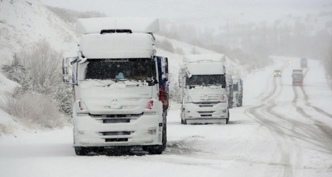 Tokat&#039;ta yoğun kar yağışı ulaşımda aksamalara neden oldu