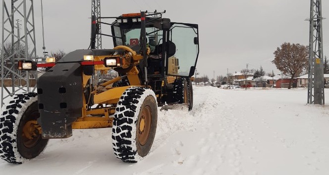 Karla kaplanan köy yolları ulaşıma açıldı