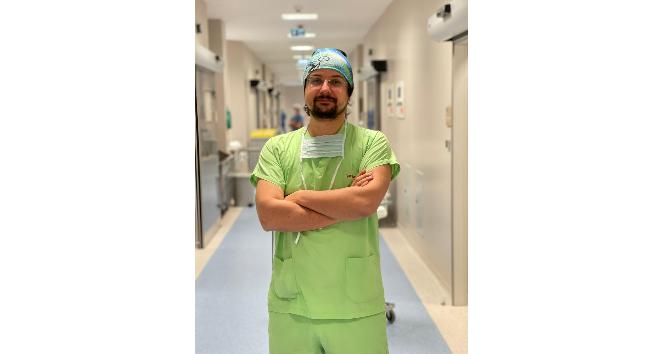 Op. Dr. İbrahim Alper Aksakal veganları uyarıyor: Burun estetiğine ilaçla hazırlanın!
