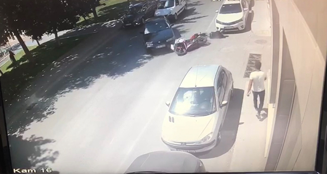 Beyoğlu’nda motosikletlinin metrelerce sürüklendiği kaza kamerada