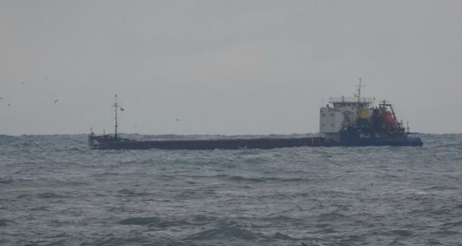 Zonguldak&#039;ta dalgalar 7 metrelik istinat duvarını aştı