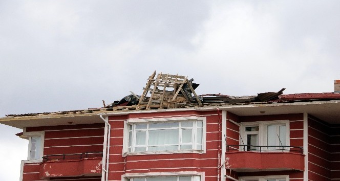 Yozgat’ta şiddetli rüzgar bir apartmanın çatısına zarar verdi