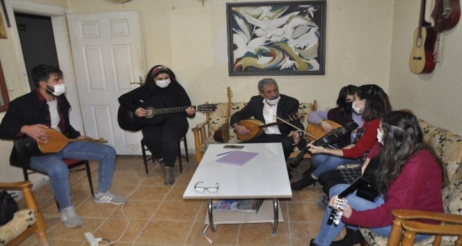Mardin’de koronanın stresinden müzik eğitimi ile kurtulmaya çalışıyorlar