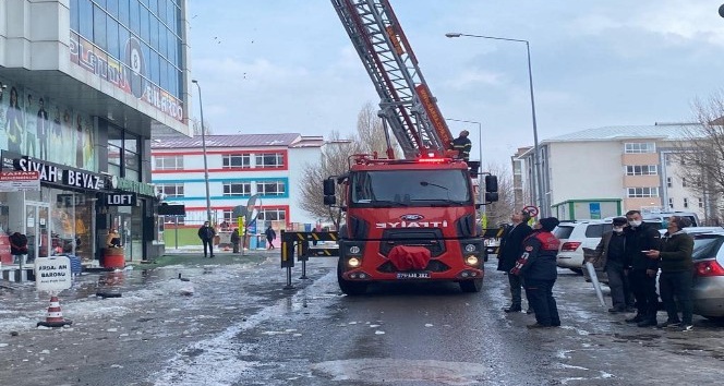 Ardahan’daki çatılarda tehlike oluşturan buz sarkıtları itfaiye ekiplerince temizlendi