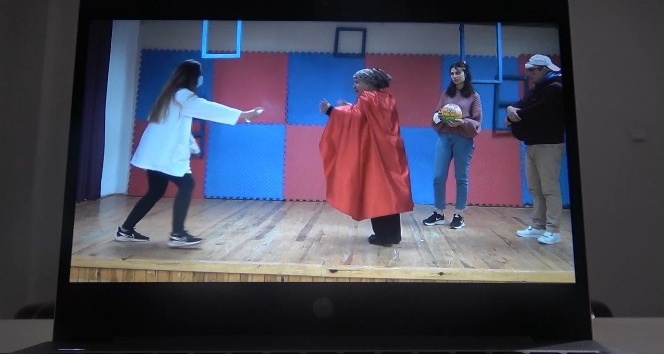 Tiyatro oyunları evlere taşındı: Gösterimler dijital ortamda