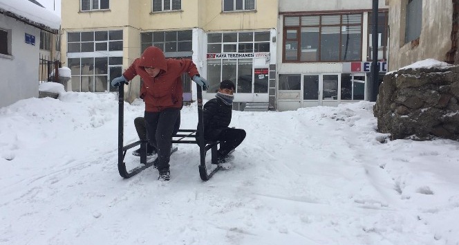 Karlıova’da kar vatandaşa çile, çocuklara eğlence oldu