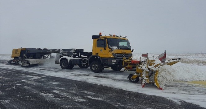 Kars Harakani Havalimanında kar ve buzlanmaya karşı yoğun mücadele