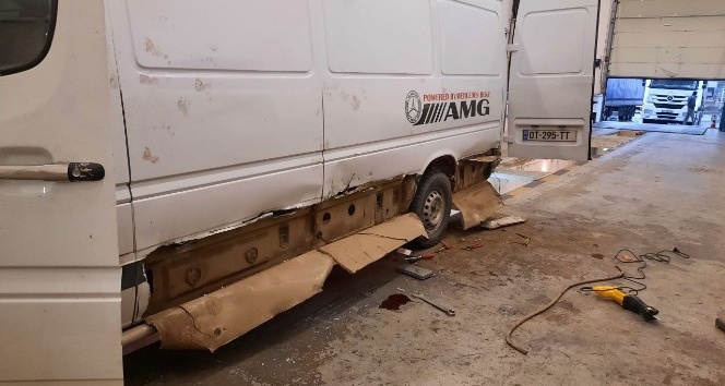 Sarp Sınır Kapısı’nda bir minibüste 127 kilogram kaçak bal ele geçirildi