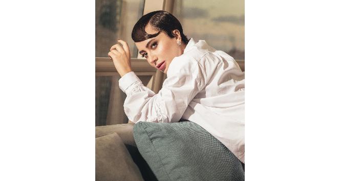 Tuğba Ünal, ’İzler Durur’ şarkısı ile 2021’e hızlı bir giriş yaptı