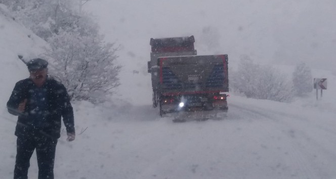 Tunceli’de iki ilçe arasındaki yol kar yağışı nedeniyle ulaşıma kapatıldı