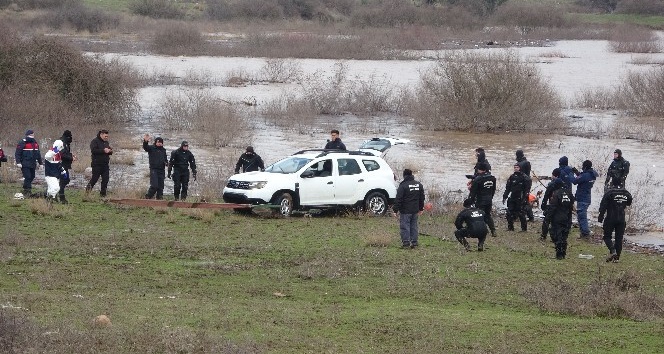 İş güvenliği uzmanının kullandığı araç sualtından çıkarıldı