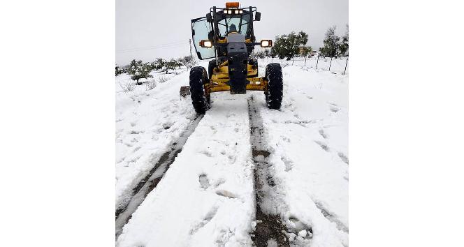 Kar nedeniyle kapanan 5 köy yolu ulaşıma açıldı