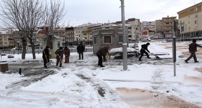 Bayburt ve Erzincan’da belediye ekiplerinden kar mesaisi