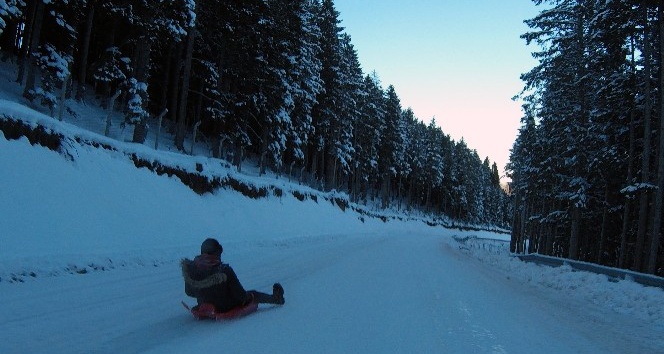Giresun’un Kümbet Yaylasında kızakla kayak heyecanı