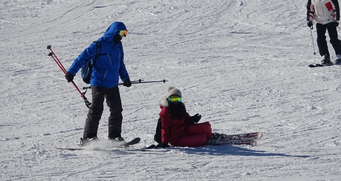 Uludağ'ın pistlerinde acemi kayakçılardan ilginç görüntüler