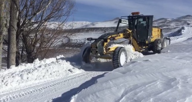 Kar yağışı 21 köy yolunu ulaşıma kapattı