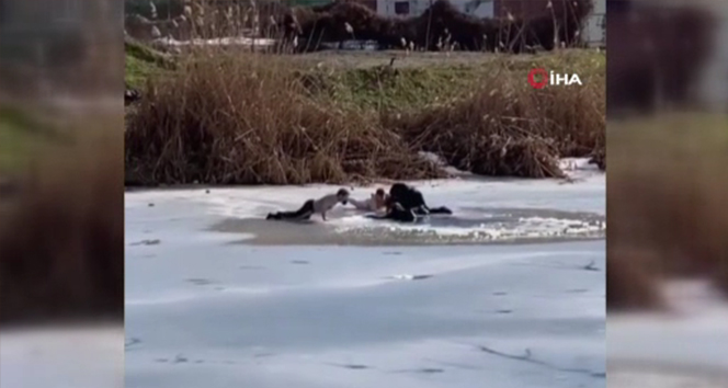 Buz tutan göle düşen çocukları kurtarırken kendileri de göle düştü