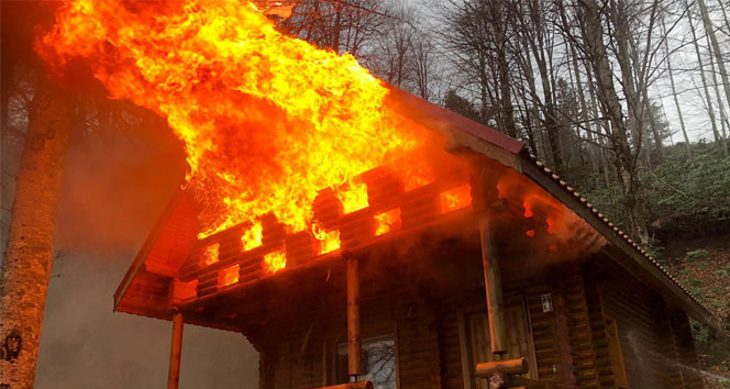 Turizm parkındaki bungalov ev alev alev yandı