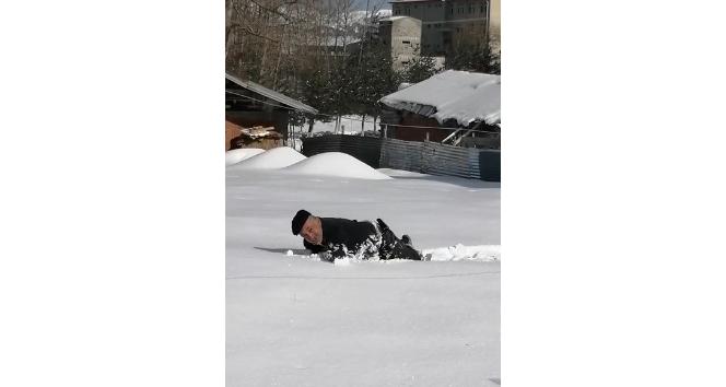 Yaşlı adam karda süründü, yuvarlanarak eğlendi