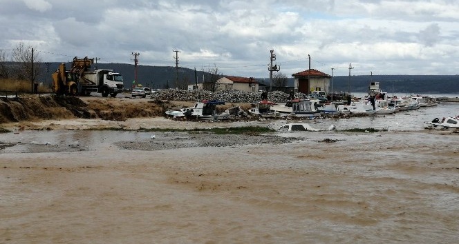 Çanakkale’de Kepez deresi taştı, iki tekne battı