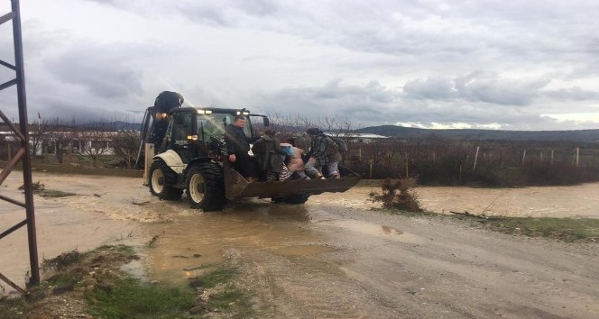 Manisa’da şiddetli yağış etkili oldu