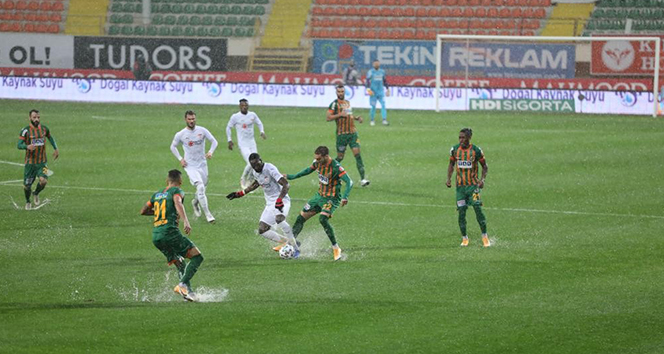 Alanyaspor - Sivasspor maçına yağmur engeli
