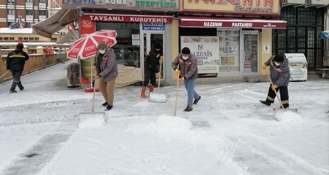 Sokakların sessizliğe büründüğü Bayburt’ta belediye ekiplerinden karla mücadele çalışması