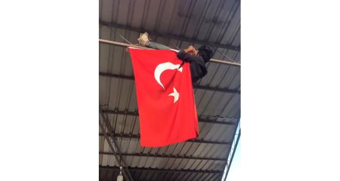 Üniversite öğrencisi ipi kopan Türk bayrağını canı pahasına düzeltti