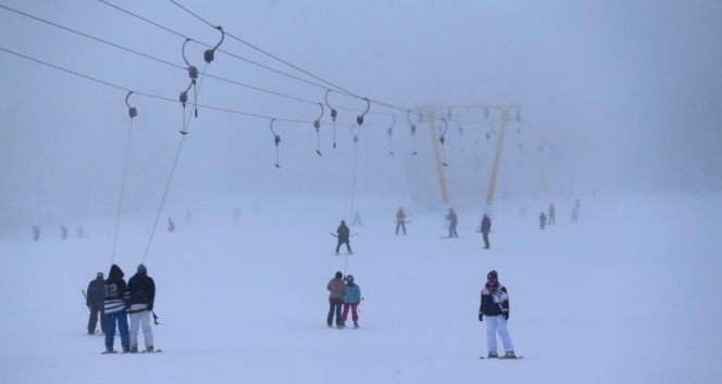 Uludağ&#039;da sis ve tipi kayakçıları durduramadı