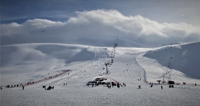 Bingöl’de 2500 rakımlı Hesarek’te kayak keyfi