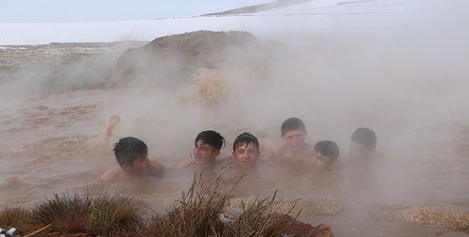 Dondurucu soğukta doğal jakuzi keyfi