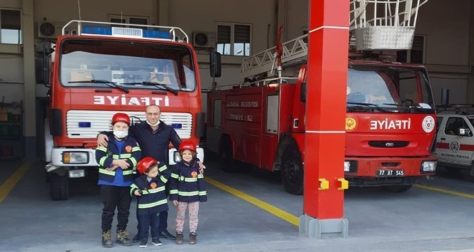 Minik itfaiyeciler iş başında