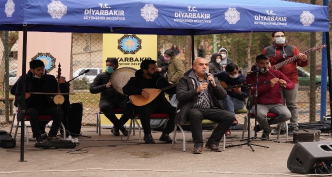 Vatandaşlar ’Küçede Sanat Var’ ile moral buluyor