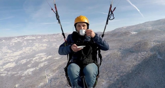 Yamaç paraşütü ile hem uçtu hem elindeki fincandan çayını yudumladı